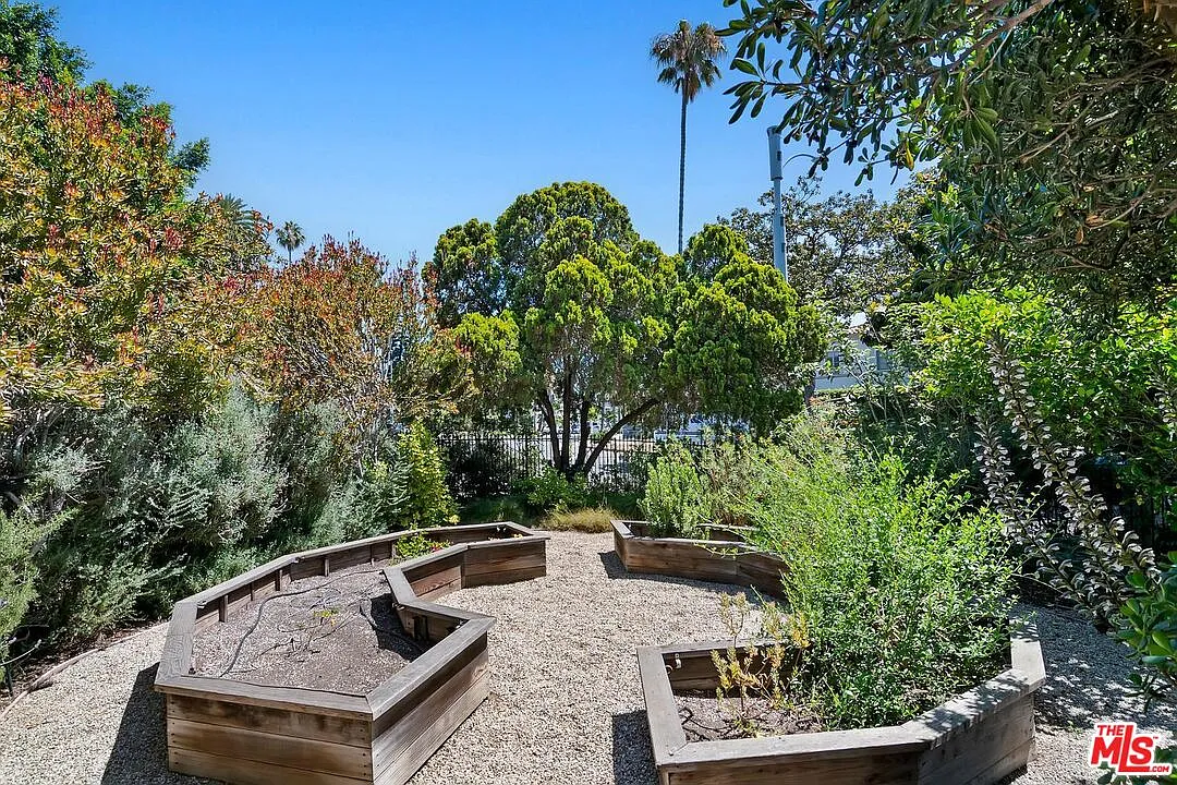 1107 S Citrus Ave — photo 3