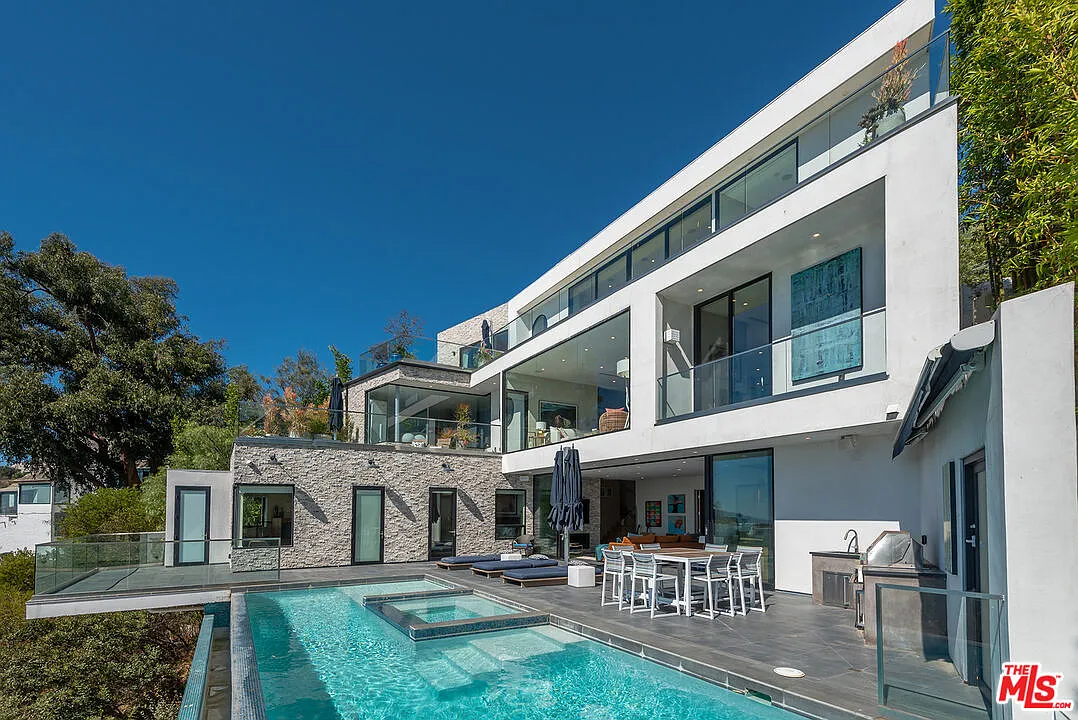 8800 Appian Way in Hollywood Hills West